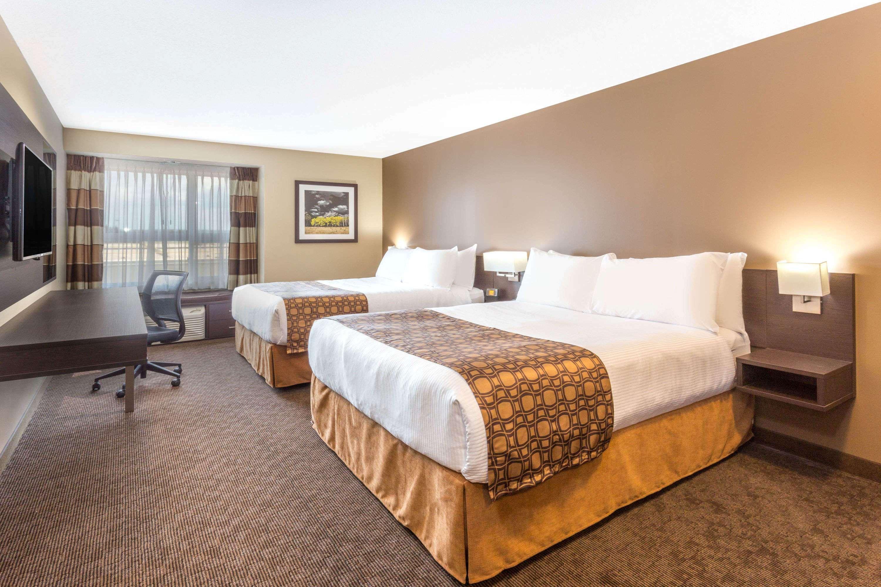 Microtel Inn & Suites By Wyndham Whitecourt Exterior foto