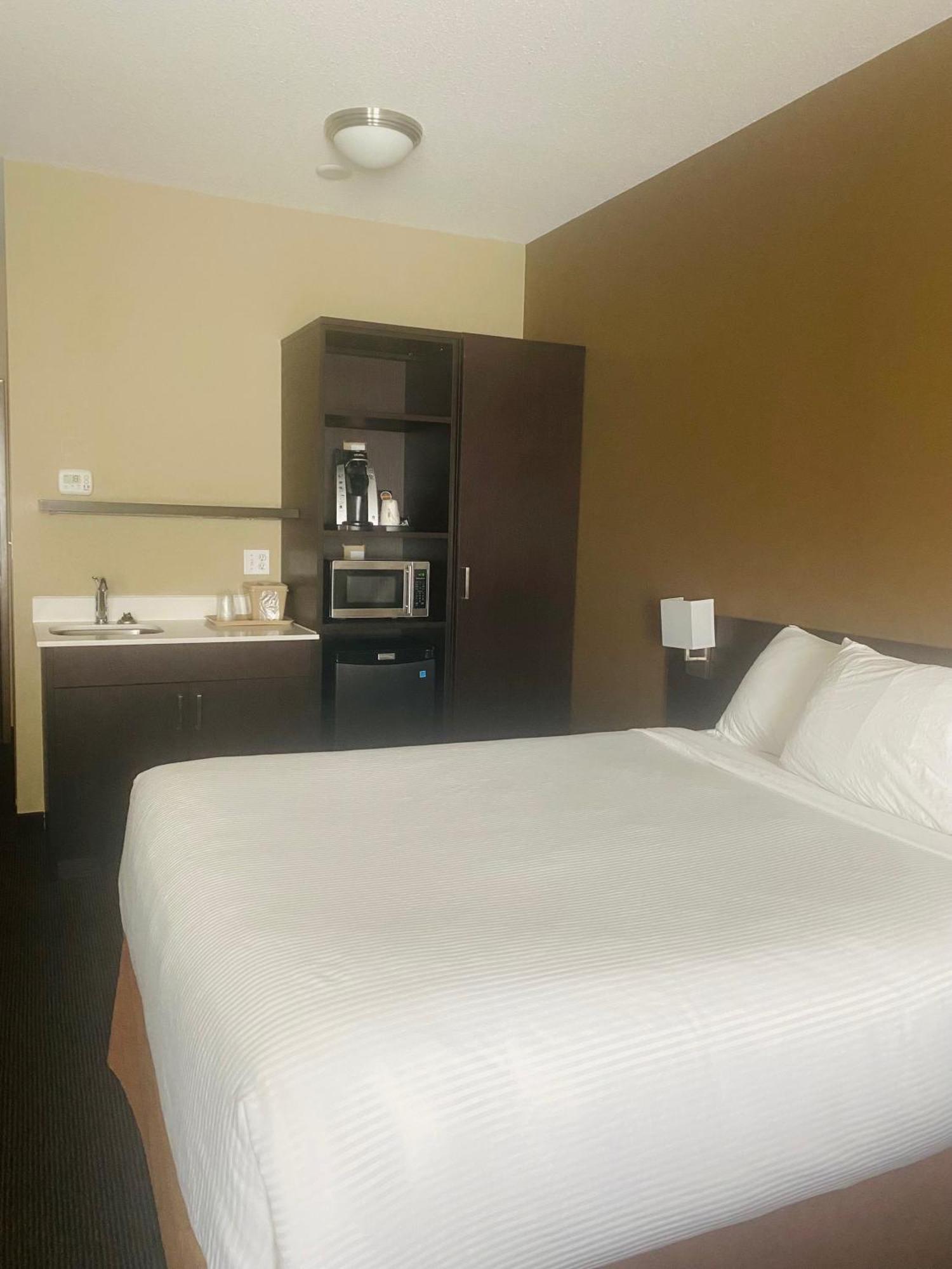 Microtel Inn & Suites By Wyndham Whitecourt Exterior foto
